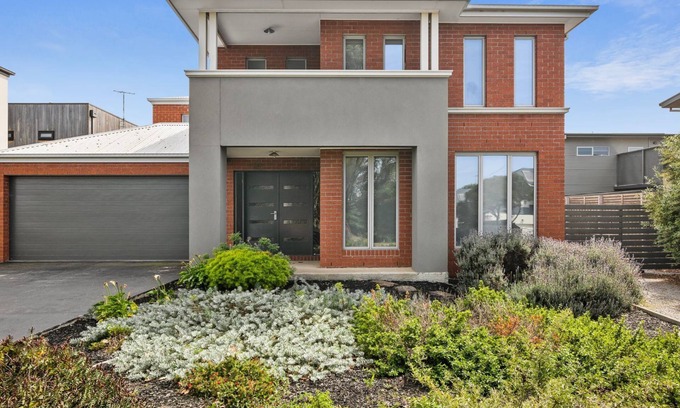 Torquay House | Anderson Coastal Getaway