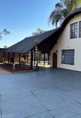 Kempton Park House | Aneiwa airport lodge