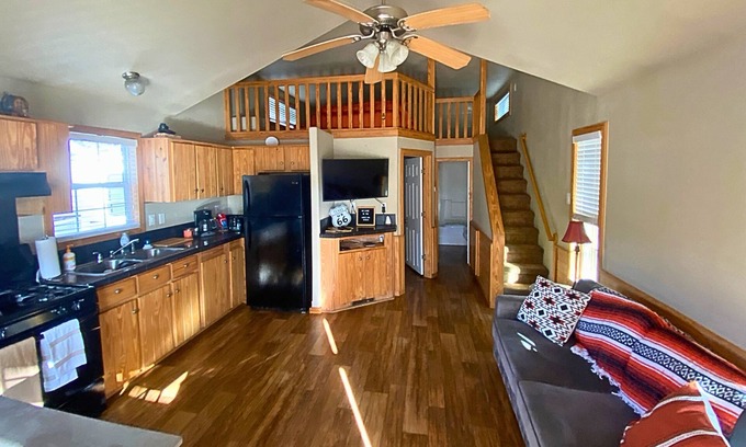 Hudson Bend Cottage | Angelina Cabin: heated pool & hot tub, quiet & relaxing