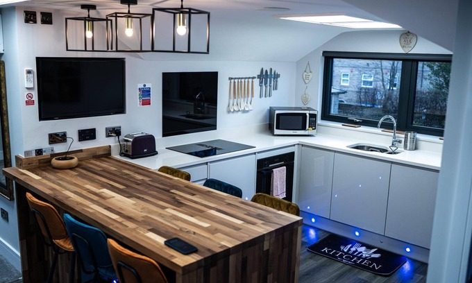 Ossett Apartment | Annex, 2 Bed, Sleeps 4, Parking