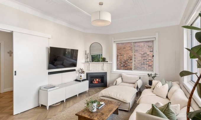 Wollongong CBD Apartment | Annies Escape Elegant Coastal Style by the Beach