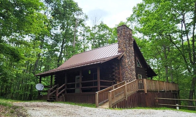 Creola Cabin | Anson's Ridge: Log home in the woods w/hot tub, near Hocking Hills- Sleeps 12