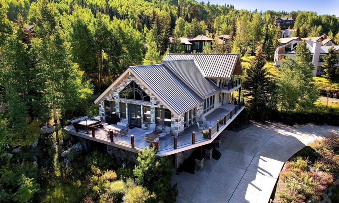 Crested Butte House | Anthracite Lodge/Ski-in Ski-out Luxury with Incredible Views! Hot Tub! Garage!