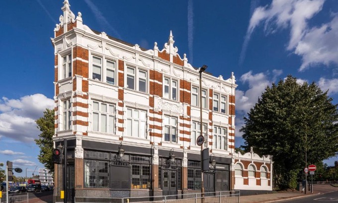 Peninsula Apartment | Antigallican in London