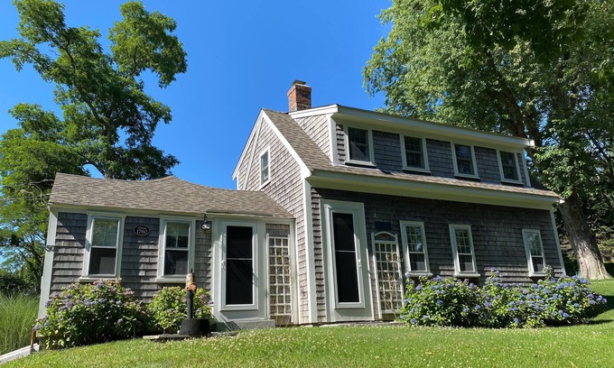 Wellfleet House | Antique Cape In The Cape Cod National Seashore Park Near Gull Pond