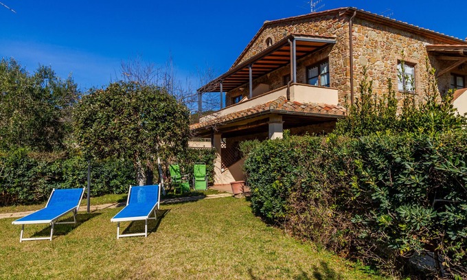 Le Rocchette Apartment | Apartment 'Villa Rosanna' with Private Terrace, Private Garden and Air Conditioning