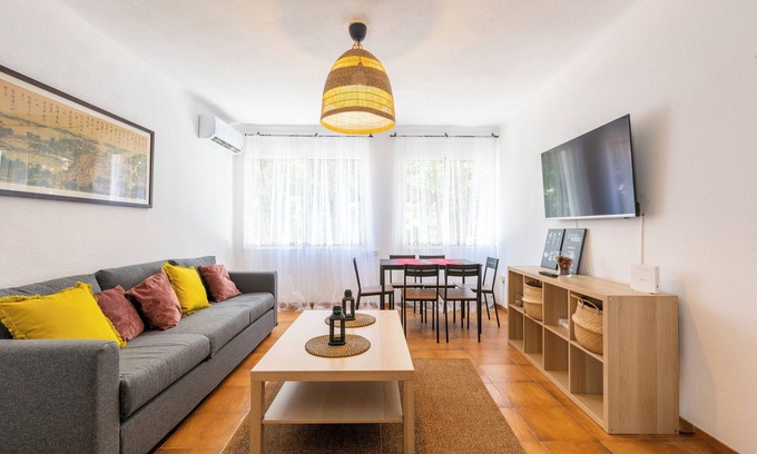 Malaga-Este Apartment | Apartamento Residencial Limonar with A/C & Wi-Fi