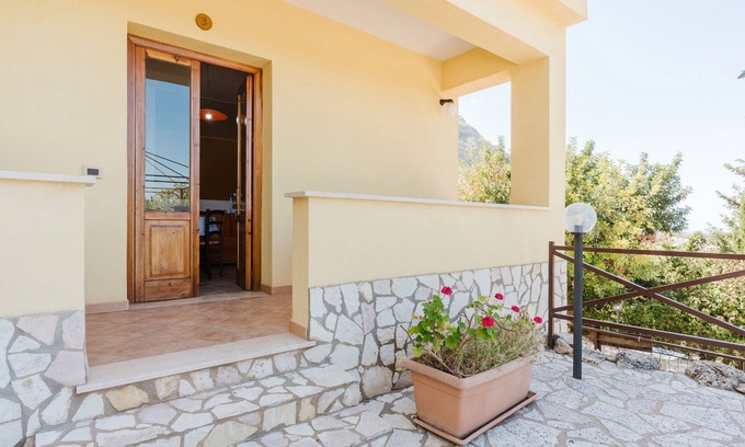 Castellammare del Golfo Apartment | Apartment 'Appartamento Con Vista Piscina 3' with Shared Pool, Wi-Fi and Air Conditioning