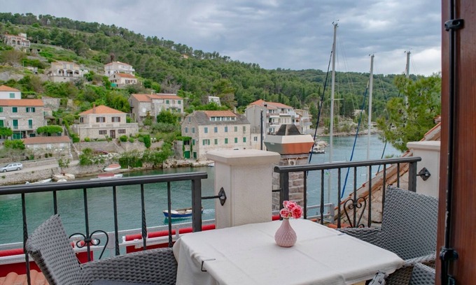 Stomorska Apartment | Apartments Daira (102041-A3) - Stomorska - island Solta