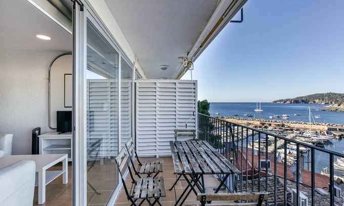 Llafranc Apartment | Apartment '1a Linea Mar Port Llafranch' with Sea View, Private Terrace and Wi-Fi