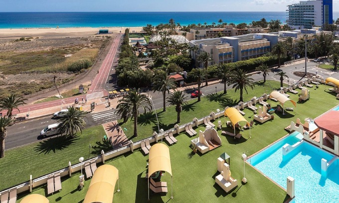 Morro Jable Apartment | Apartment 2/4p in 1st line of sea with views to the beach, swimming pools, equipped. WIFI