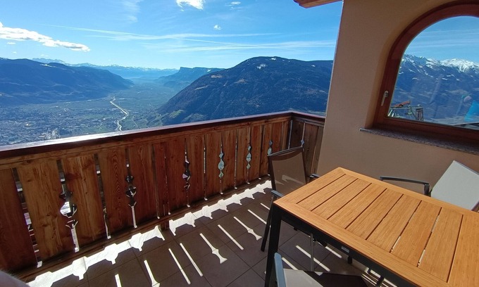 Lagundo Apartment | Apartment 'Adlerhorst' with Mountain View, Shared Garden and Wi-Fi