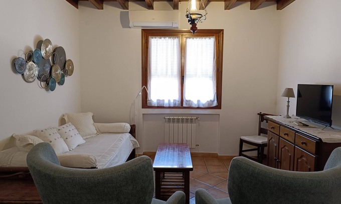 Consuegra Apartment | Apartment 'Arriate' with Shared Terrace, Wi-Fi and Air Conditioning