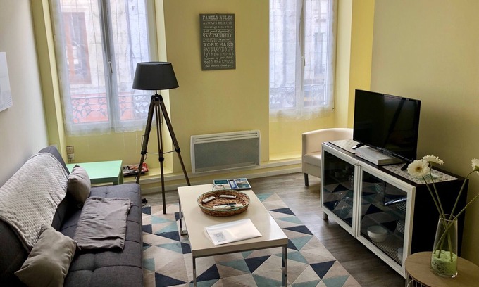 Saujon Apartment | Apartment 'Au Coeur De Saujon' with Wi-Fi