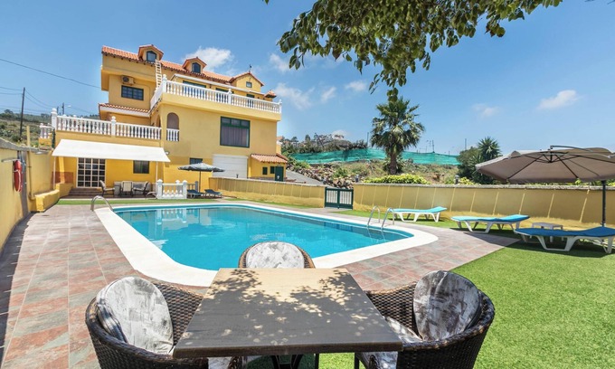 Granadilla de Abona Apartment | Apartment 'Buhardilla Armonia Rural' with Sea View, Shared Pool, Garden & Wi-Fi