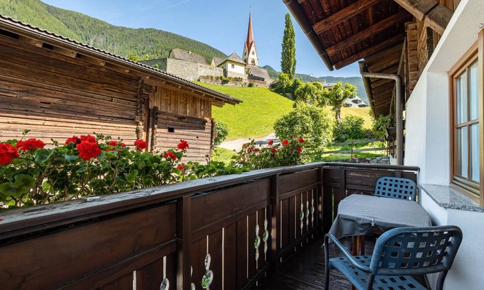 San Giacomo Apartment | Apartment 'Bergkristall 2' with Mountain View, Shared Garden and Wi-Fi