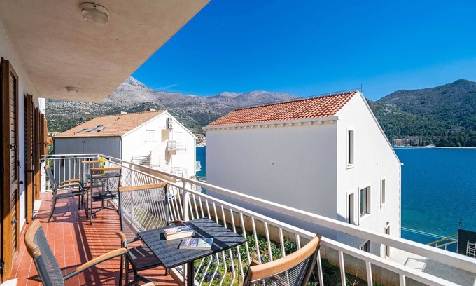 Slano Apartment | Apartment Bobić- Three Bedroom Apartment with Balcony and Sea View