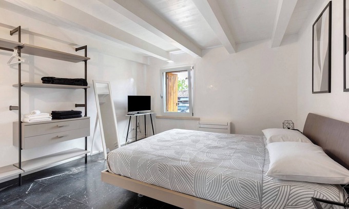 Colà Di Lazise Apartment | Apartment 'Casa Iris' with Shared Pool, Wi-Fi and Air Conditioning