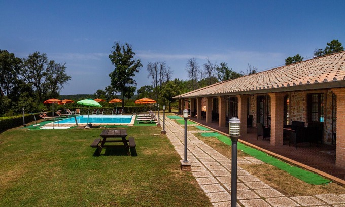 La Pesta Apartment | Apartment "Casa Vacanza Il Carpignone 5" with Lake View, Shared Pool and Garden