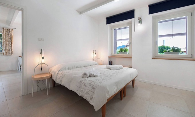 Colombaro Apartment | Apartment "Casa Mavi" with Shared Terrace, Wi-Fi & Air Conditioning
