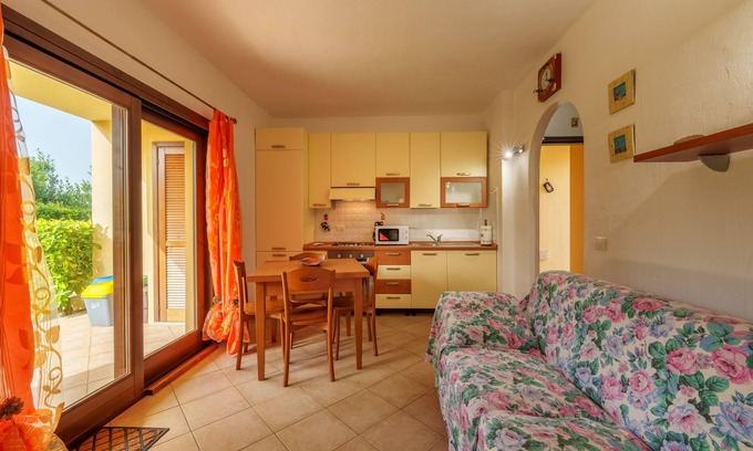 Murta Maria Apartment | Apartment 'Casa Vacanze Albicocca' with Shared Pool, Private Terrace and Air Conditioning