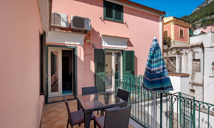 Cetara Apartment | Apartment 'Ce Tour - Casa Cetara Centro' with Balcony, Wi-Fi and Air Conditioning