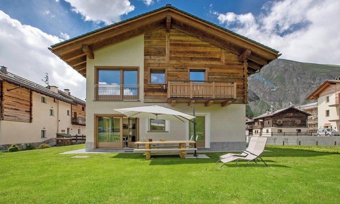 Livigno Apartment | Apartment 'Chalet Snowlake Lago' with Mountain View, Private Garden and Wi-Fi