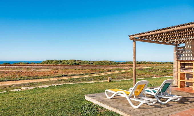 Cavaleiro House | Apartment 'Courela da Serva' with Sea View, Shared Pool and Wi-Fi Access