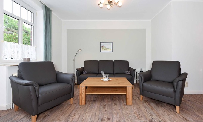 Neuharlingersiel Apartment | Apartment "down the middle" - "Haus Addenhausen"