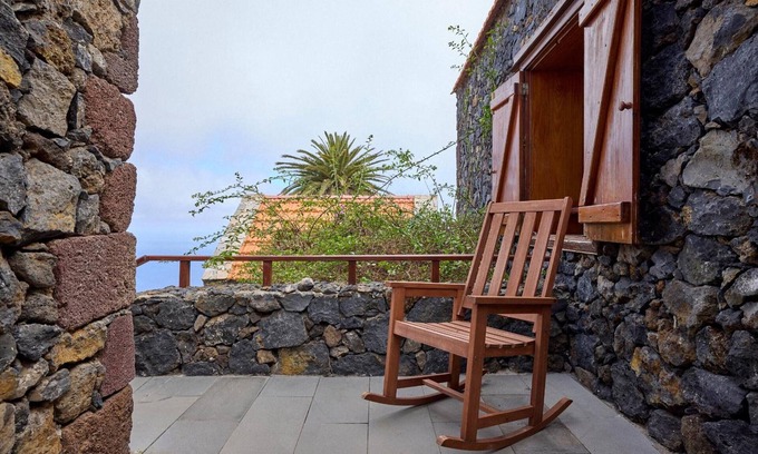 Mocanal Apartment | Apartment 'El Ciruelo' with Sea Views, Shared Terrace and Wi-Fi