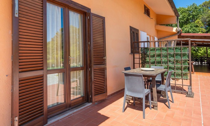 Livorno Apartment | Apartment 'Erba Di Campo - Patata' with Shared Pool, Wi-Fi and Air Conditioning