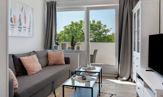 Holm Apartment | Apartment 'Ferienappartement Holm Ostsee' with Balcony and Wi-Fi