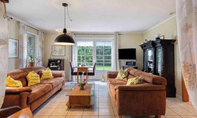 Nordstrand Apartment | Apartment 'Ferienwohnung Schimmelreiter' with Private Terrace and Shared Garden