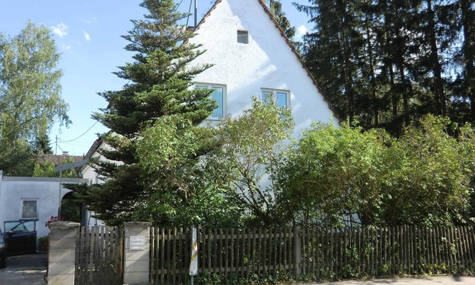 Munchen District Apartment | Apartment 'Ferienwohnung Fischer' with Private Terrace, Shared Garden and Wi-Fi