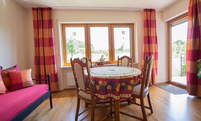 Tettnang Apartment | Apartment 'Ferienwohnung Im Obergeschoss' with Shared Garden, Balcony and Wi-Fi