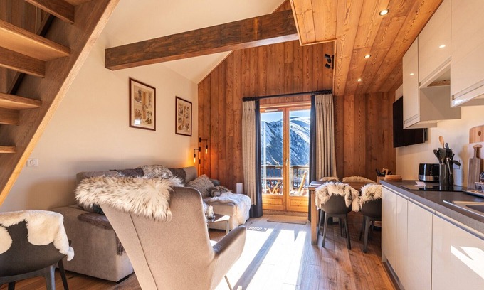 Saint-Sorlin-d'Arves Apartment | Apartment in France with Mountain Views & Pool
