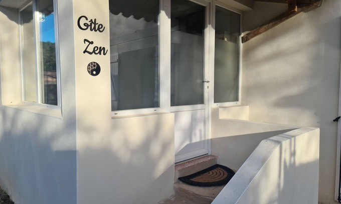 Carnoules Apartment | Apartment 'Gîte Zen' with Mountain View, Shared Pool and Wi-Fi