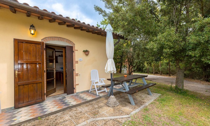 Santa Luce Apartment | Apartment 'Glicine' with Shared Pool, Wi-Fi and Air Conditioning