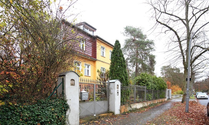 Nikolassee Apartment | Apartment 'Grüne Oase In Der Großstadt' with Private Terrace, Garden and Wi-Fi