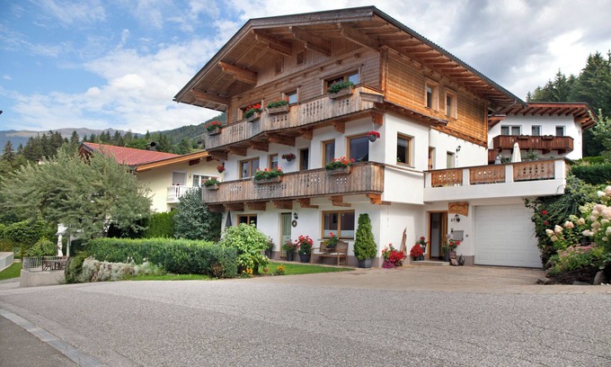 Gerlosbergeben Apartment | Apartment Haus Roland with Mountain View, Garden & Wi-Fi