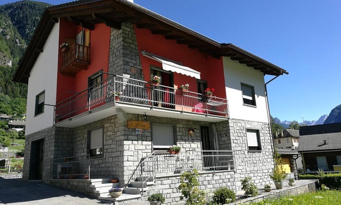 Croveo Apartment | Apartment 'Il Glicine' with Shared Garden