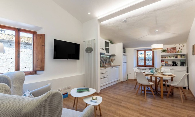 San Gimignano City Centre Apartment | Apartment 'Il Teatro' with Wi-Fi and Air Conditioning