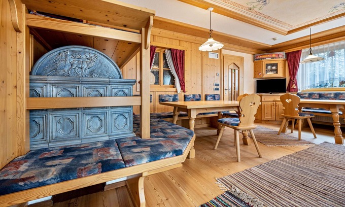 Valdaora di Sopra House | Apartment In A Hotel 'Residence Oberhauser Apt 4' with Mountain View, Balcony and Wi-Fi