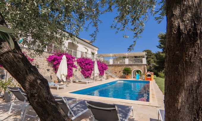 Laigueglia Villa | Apartment in a villa with a shared pool.
