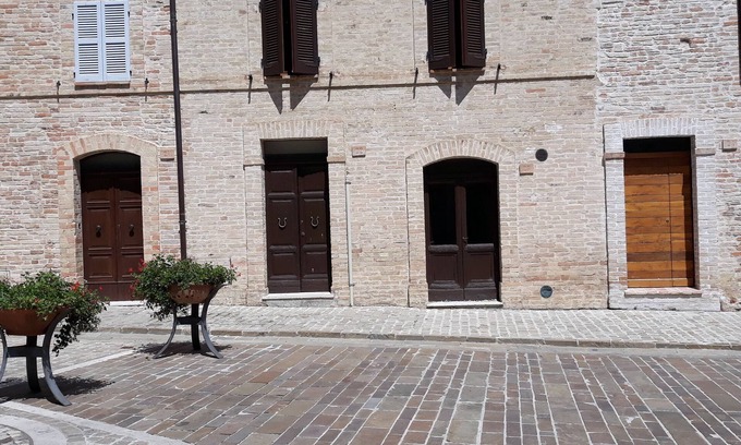 Moresco Apartment | apartment in an ancient medieval building in the central square of Moresco