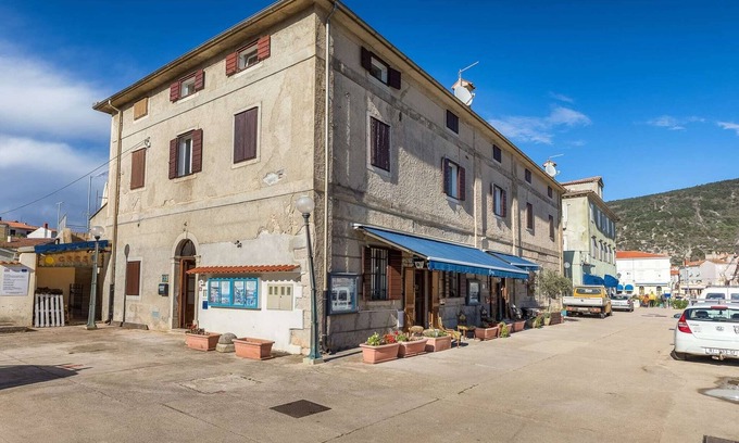 Cres Apartment | Apartment in Cres with Sea View and Old Town