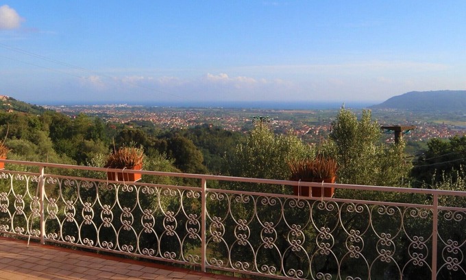 Fosdinovo Apartment | Apartment in family cottage with Seaview & garden