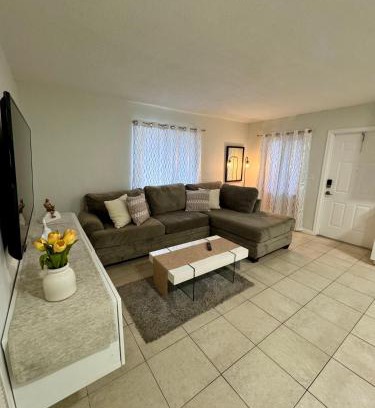 North Central Hollywood Apartment | Apartment in Hollywood close to beach & shops 101