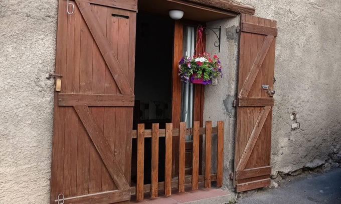 Pra Loup Apartment | Apartment in mountain village. Pets allowed.