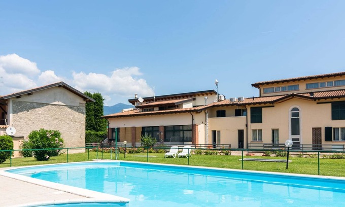 Cunettone House | Apartment in Salò with Pool & Olive Groves